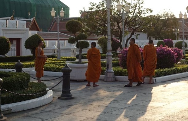 Buddhista szerzetes srácok hülyéskednek